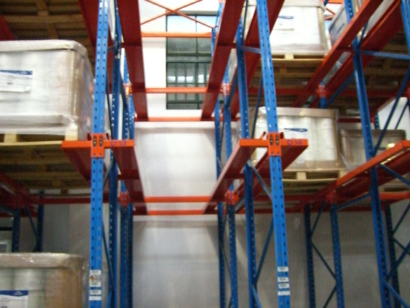 High-density na Vertical Shelves ang nagmamaneho sa pallet racking