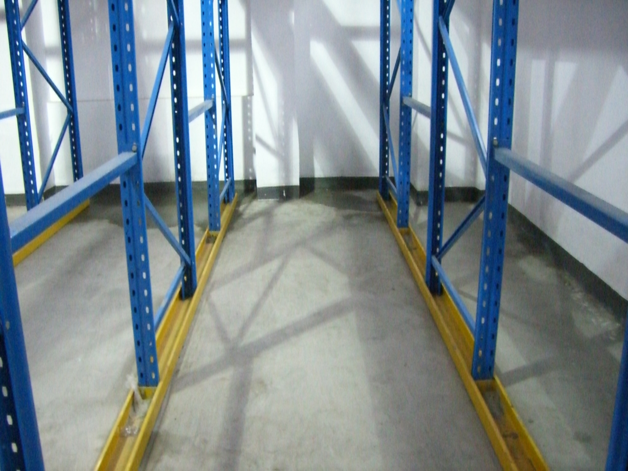 High-density na Vertical Shelves ang nagmamaneho sa pallet racking