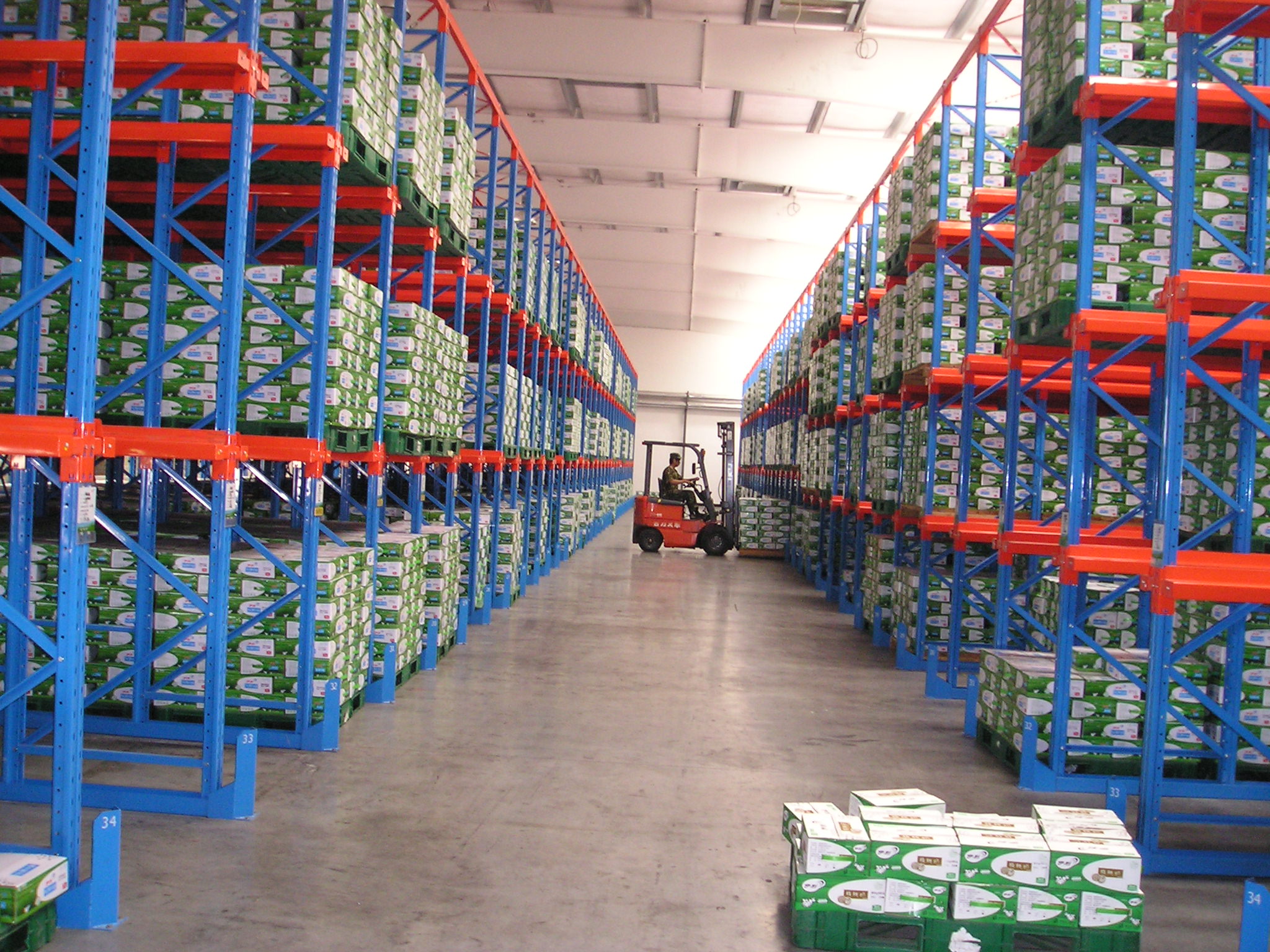 High-density na Vertical Shelves ang nagmamaneho sa pallet racking